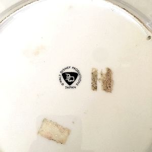 Capa de Monte candle stick, 2 flowered tea pots, 1952 Disneyland plate 12'